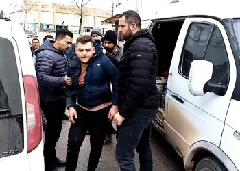 Mahsur kalan hırsızı polis kurtardı