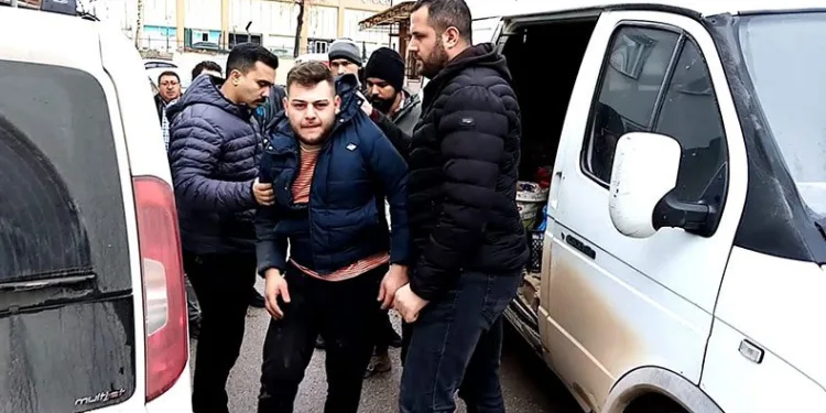 Mahsur kalan hırsızı polis kurtardı