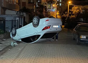 Kocaeli’de köpekten kaçan otomobil takla attı