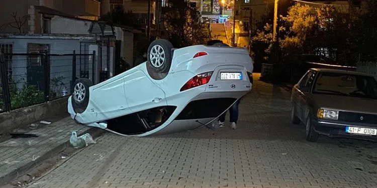 Kocaeli’de köpekten kaçan otomobil takla attı