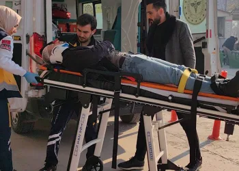 Minibüs otomobile çarptı; 1 yaralı