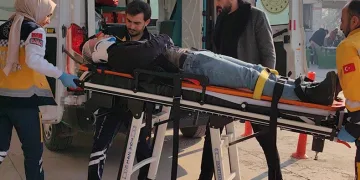 Minibüs otomobile çarptı; 1 yaralı