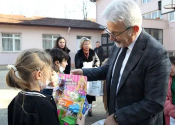 Başkan Erdem çocukların yüzünü güldürdü