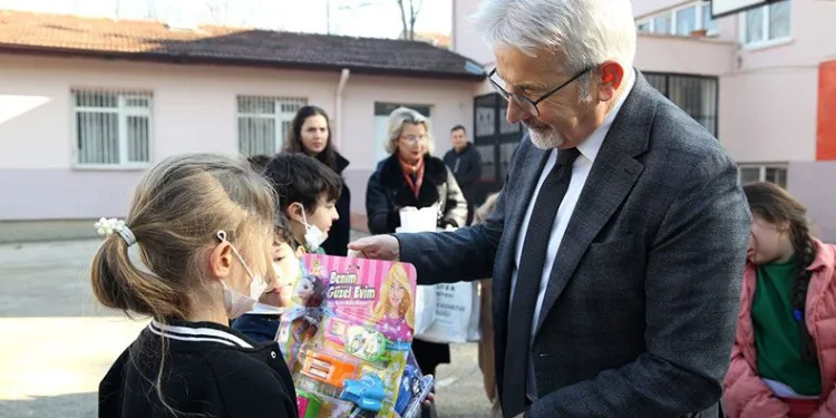 Başkan Erdem çocukların yüzünü güldürdü