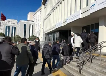 SGK binalarının önünde EYT kuyruğu