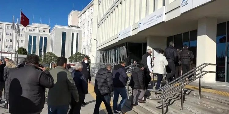 SGK binalarının önünde EYT kuyruğu