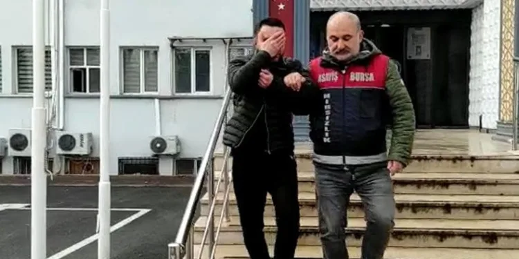 Sabah saatlerinde işe giden kadını gasp etti