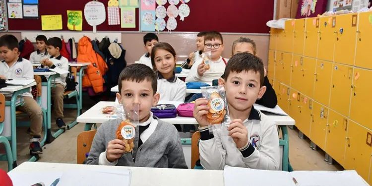 Başkan Usta’dan öğrencilere hediye
