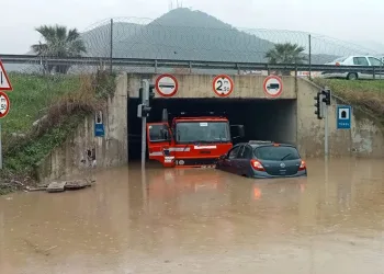 Selde araçlar mahsur kald