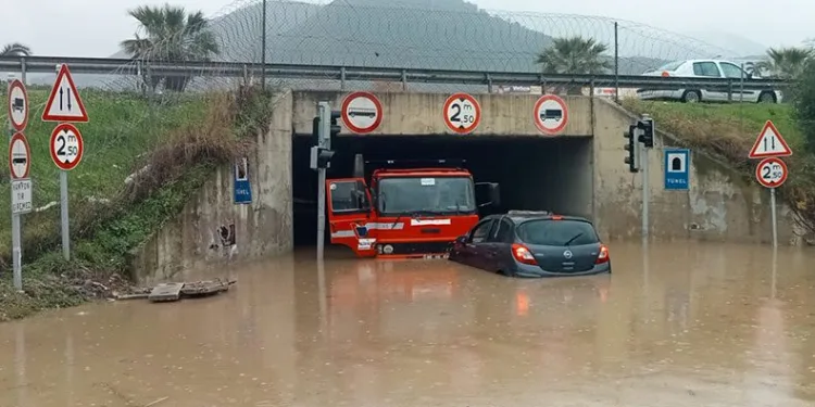 Selde araçlar mahsur kald