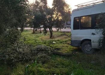 Zeytin işçilerini taşıyan minibüse tır çarptı