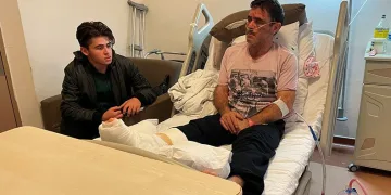 Kendi galerilerinin önünde darp edildiler