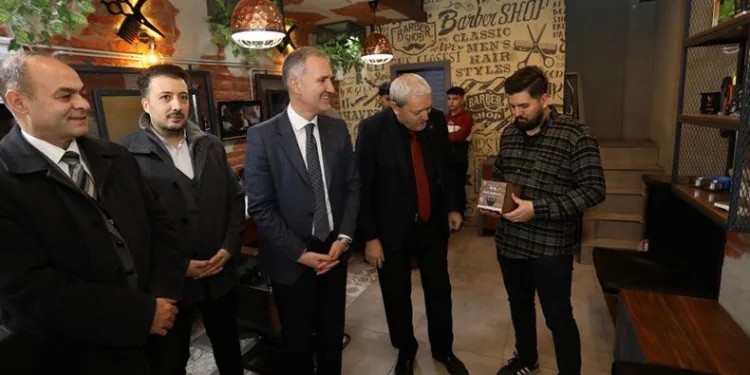 İnegöl’lü berberlere atık jilet kutusu