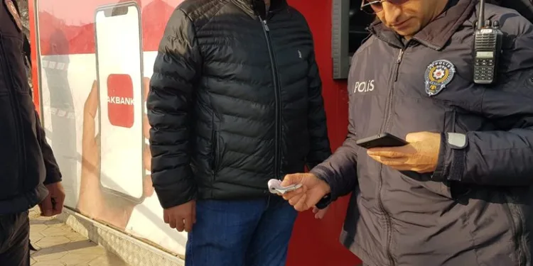 Bursa’da ATM’de unutulan 5 bin liranın sahibi aranıyor