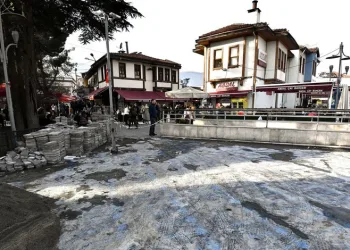 Abdal Camii çevresinde zemin yenileniyor