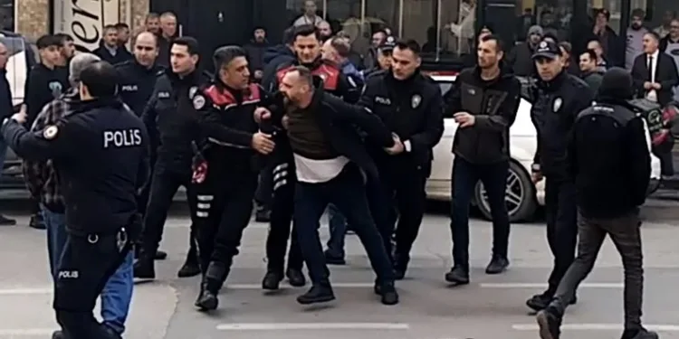İnegöl’de alacak verecek kavgasında 3 kişi bıçaklandı