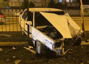 Bursa’da kontrolden çıkan otomobil orta refüje çıktı: 1 yaralı