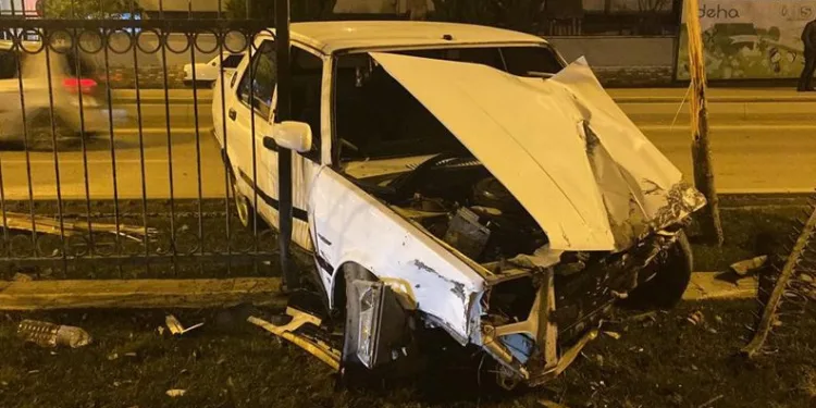 Bursa’da kontrolden çıkan otomobil orta refüje çıktı: 1 yaralı