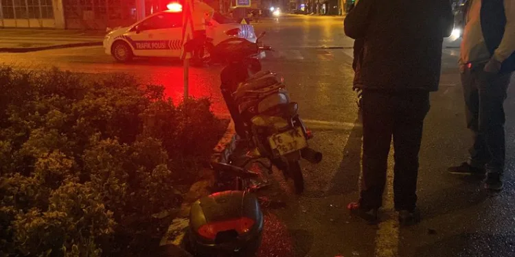 Bursa’da otomobil motosiklete çarptı