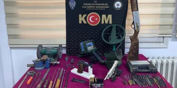 İzmir’de kurusıkıdan tabanca yapan 2 şüpheli yakalandı