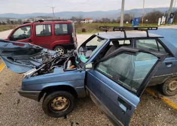 Bursa’da otomobille ticari araç çarpıştı