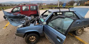 Bursa’da otomobille ticari araç çarpıştı