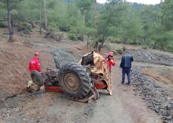 Traktörün altında kaldı hayatını kaybetti