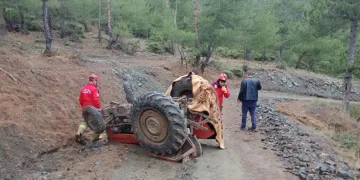 Traktörün altında kaldı hayatını kaybetti