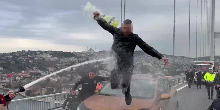 Üzerine benzin döken şahsa müdahale