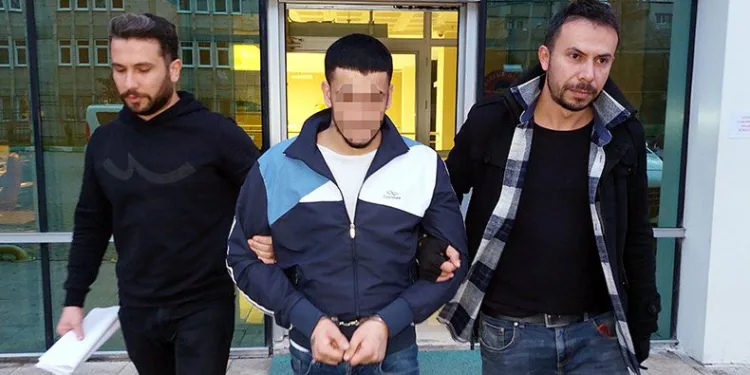 Çaldıkları cep telefonundan banka hesabın soydu