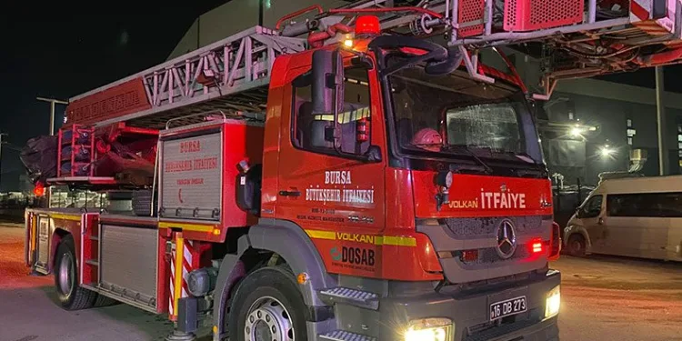 Bursa’da fabrikanın bacası alev aldı