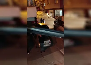 Sokak ortasında kadını darp etti