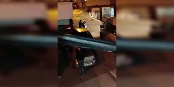 Sokak ortasında kadını darp etti