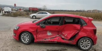 Minibüs ile otomobil çarpıştı, 1 kişi yaralandı