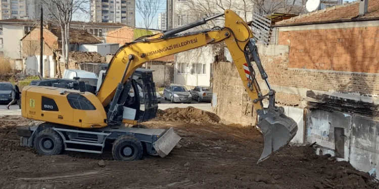 Osmangazi’de metruk yapılar yıkılıyor