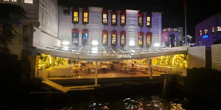 İstanbul’da restoranın balkonu çöktü: 4 yaralı