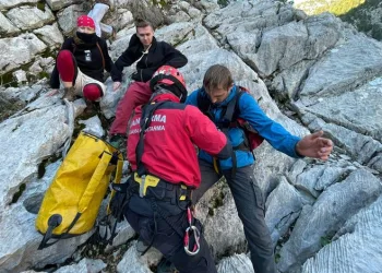 Antalya’da dağda mahsur kalan turistler helikopterle kurtarıldı