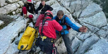Antalya’da dağda mahsur kalan turistler helikopterle kurtarıldı