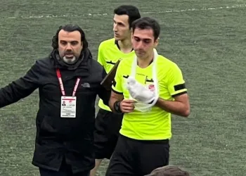 Sakatlanan hakem elinde bandajla maçı yönetti