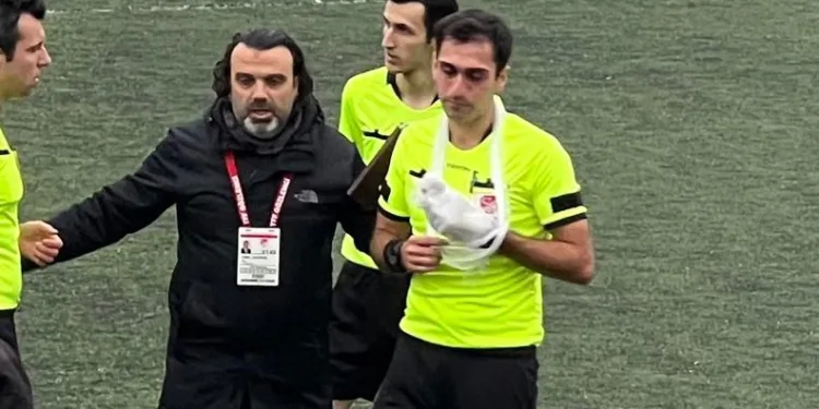 Sakatlanan hakem elinde bandajla maçı yönetti