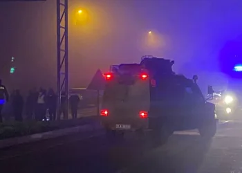 Polis aracına bombalı saldırı: 8’i polis 9 yaralı