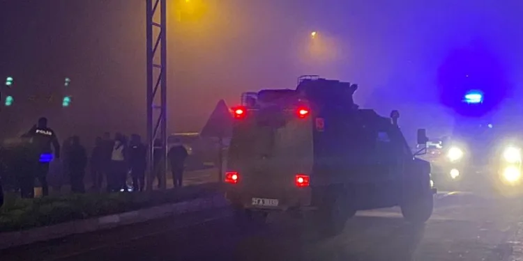 Polis aracına bombalı saldırı: 8’i polis 9 yaralı