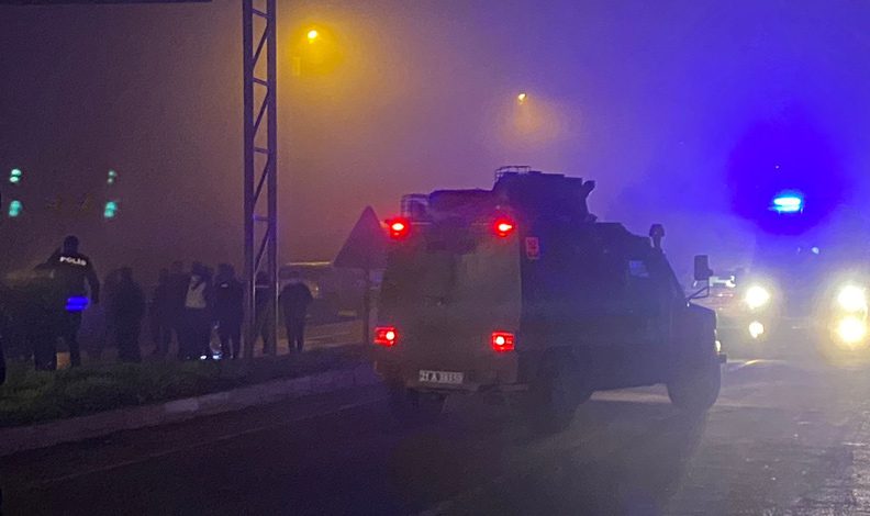 Polis aracına bombalı saldırı: 8'i polis 9 yaralı