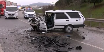 İstanbul’da iki araç kafa kafaya çarpıştı