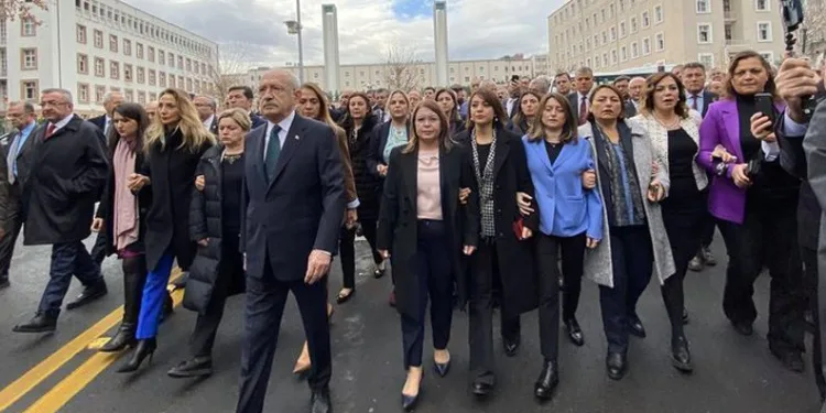 Kemal Kılıçdaroğlu Adalet Bakanlığı’na yürüdü