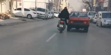 Bursa’da bozulan otomobili motosiklet ile itti