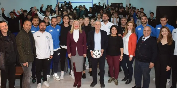 Nilüferli futbolcular öğrencilerle deneyimlerini paylaştı