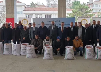 Orhaneli’de çiftçiye arpa ve buğday dağıtıldı