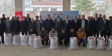 Orhaneli’de çiftçiye arpa ve buğday dağıtıldı