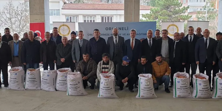Orhaneli’de çiftçiye arpa ve buğday dağıtıldı